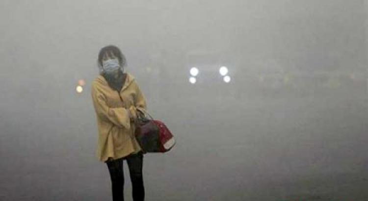 В Китае впервые объявлен красный уровень опасности из-за смога: китайцы лепят из него кирпичи В китае сильный смог